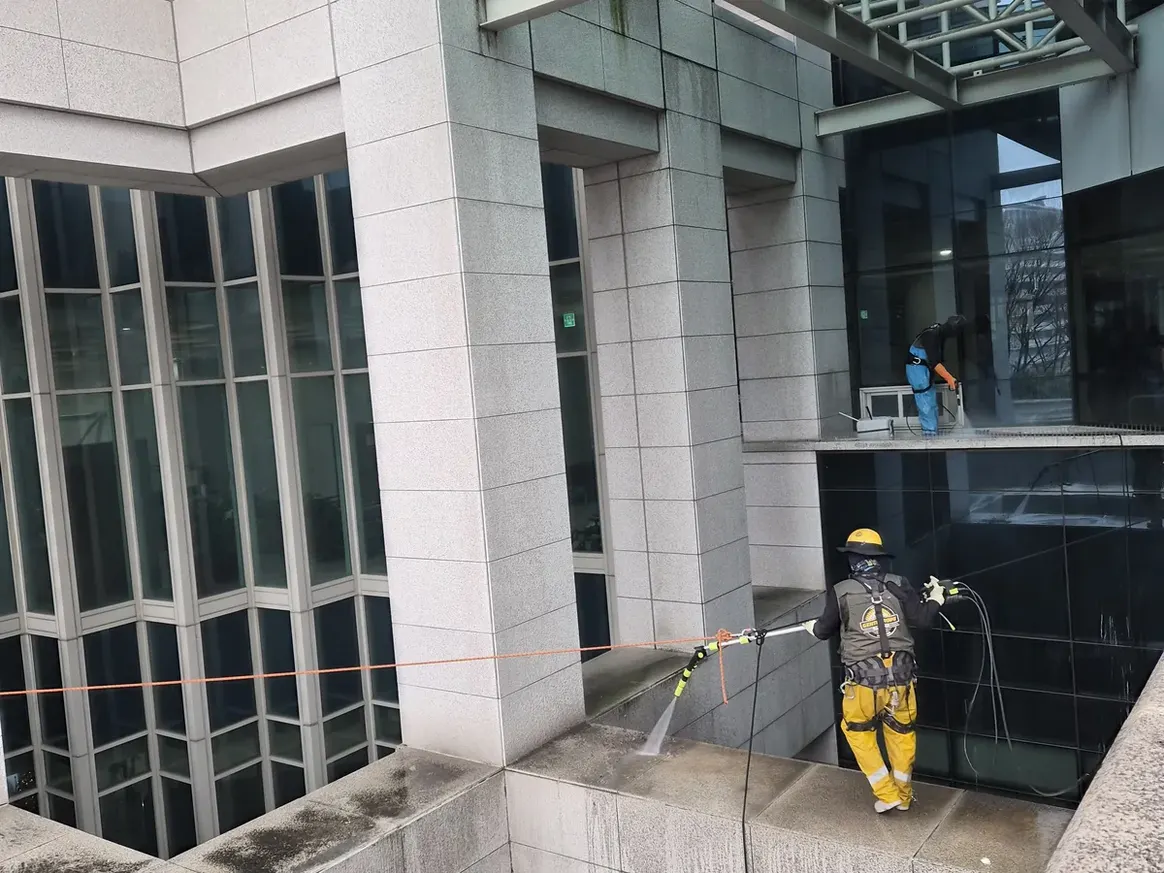 광주시 도척면 상가건물 옥상 파라펫 장비 주변 정밀 위생청소 사례 - 행진크린