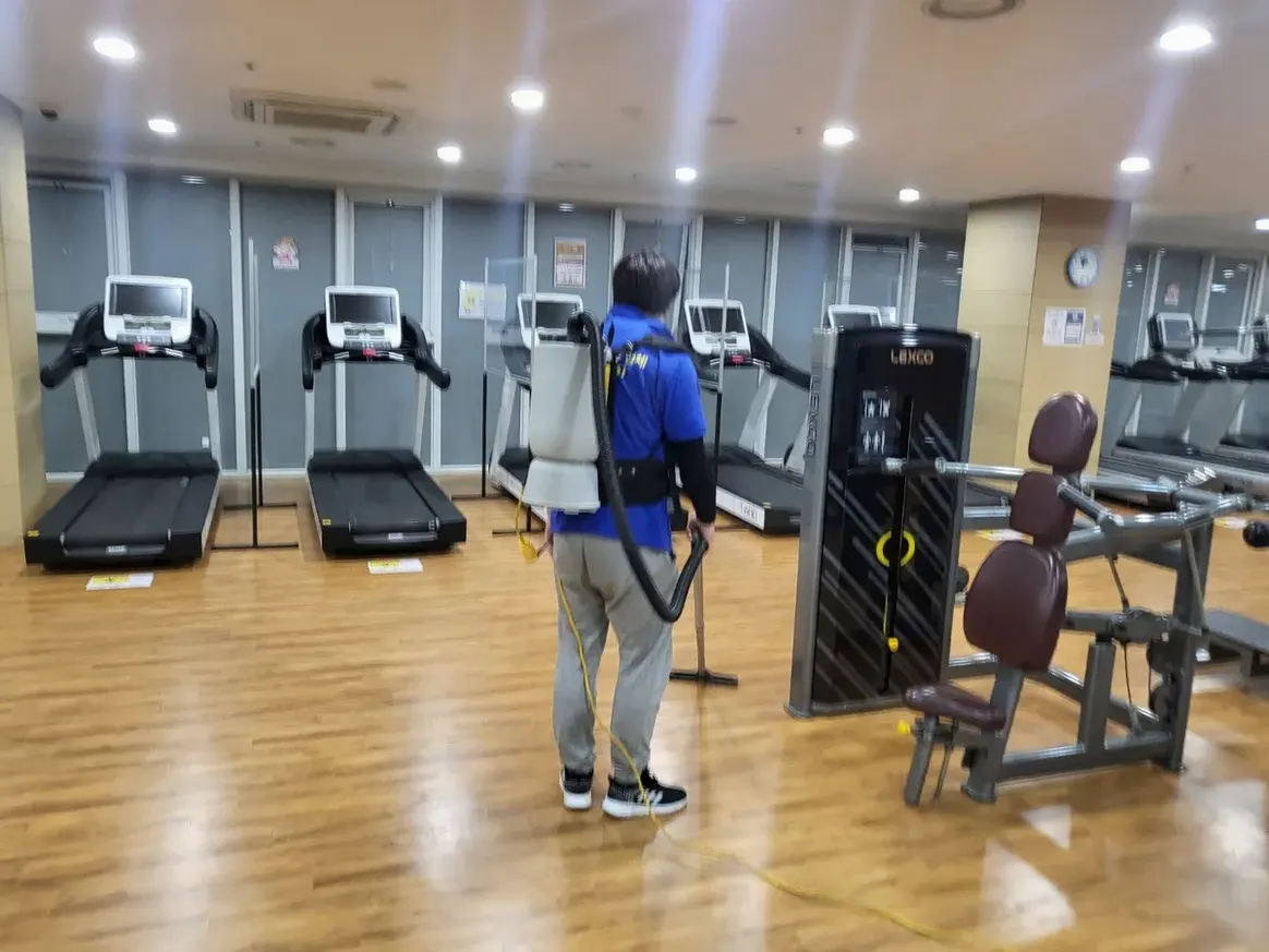 여주시 매룡동 헬스장 샤워실 장비 주변 정밀 위생청소 사례 - 행진크린
