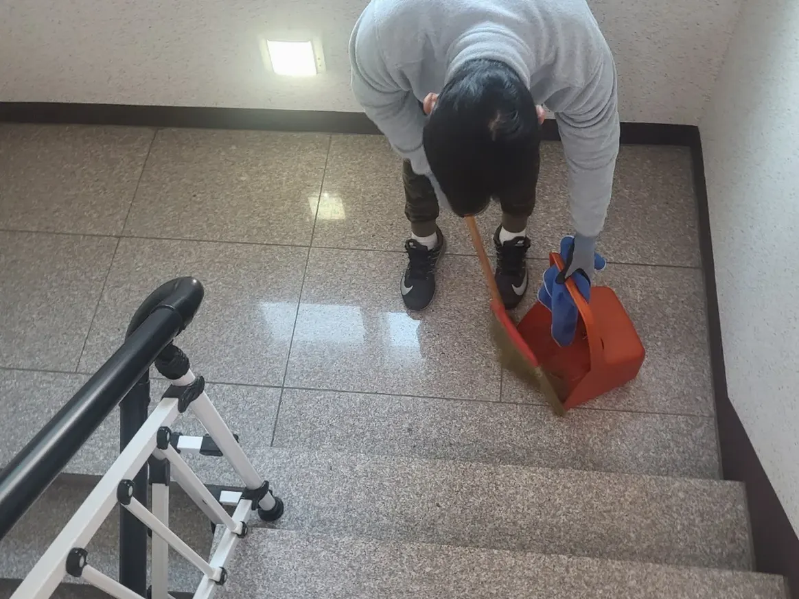 이천시 마장면 빌라 공동현관 장비 주변 정밀 위생청소 사례 - 행진크린