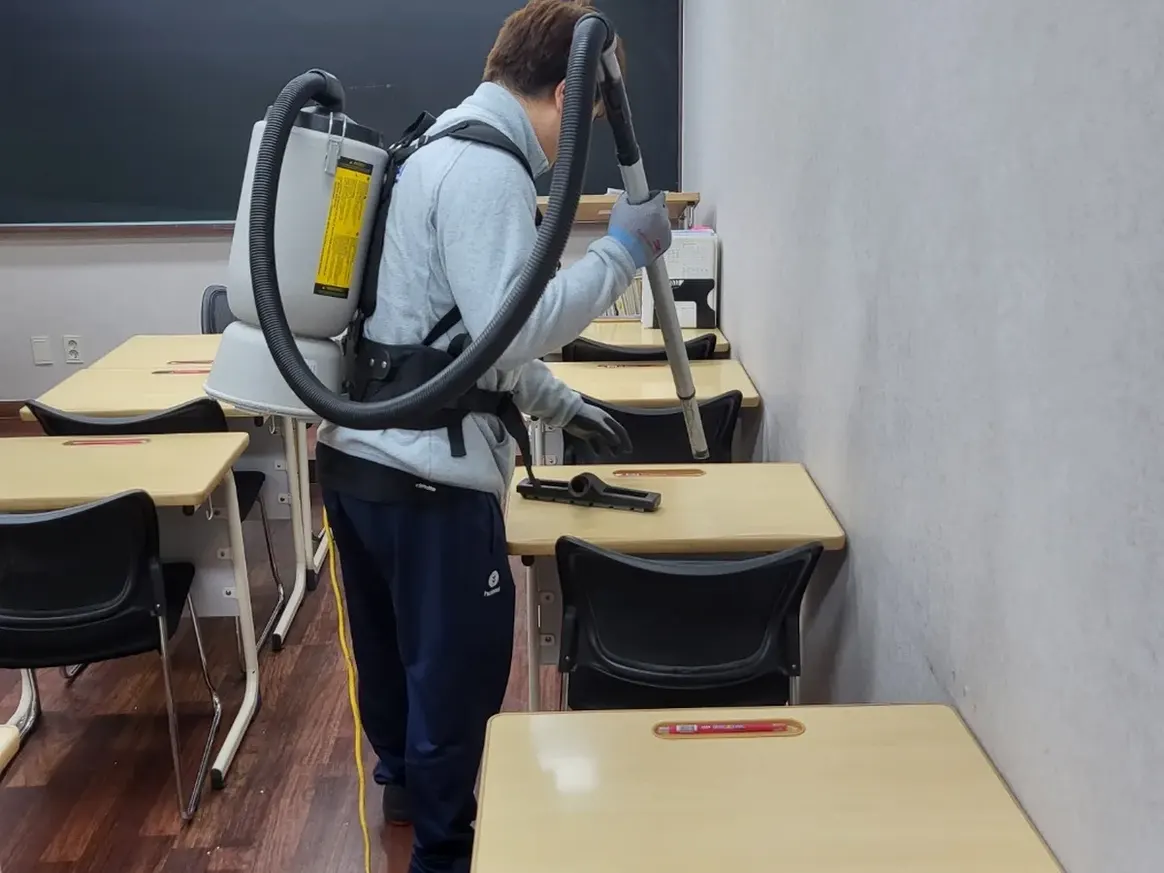 안성시 삼죽면 학교 현관·중앙홀 바닥 위생청소 사례 - 행진크린