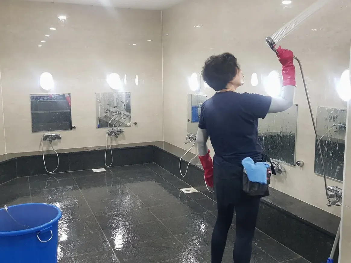 하남시 선동 목욕탕 탈의실·파우더룸 바닥 위생청소 사례 - 행진크린